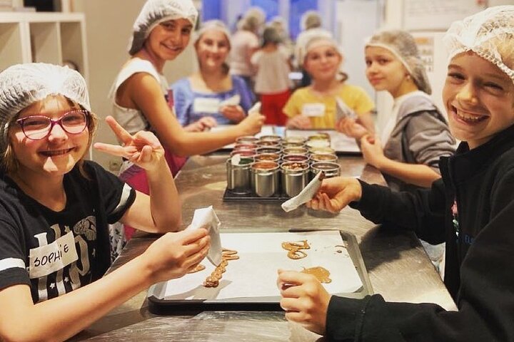 Praktisk belgisk chokladtillverkning i Bryssel, skapa praliner och chokladkakor, foto 37 | wizardtrip