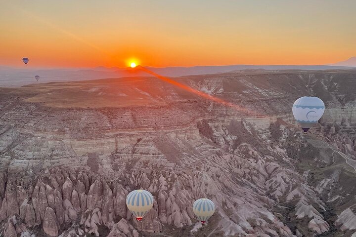 Vol en montgolfière au-dessus des vallées uniques et des cheminées de fées de la Cappadoce au lever du soleil, photo 6 | wizardtrip