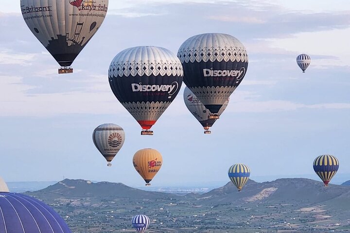 Vol en montgolfière au-dessus des vallées uniques et des cheminées de fées de la Cappadoce au lever du soleil, photo 11 | wizardtrip