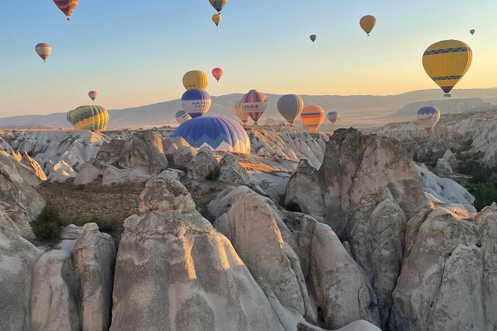 Vol en montgolfière au-dessus des vallées uniques et des cheminées de fées de la Cappadoce au lever du soleil, photo 12 | wizardtrip