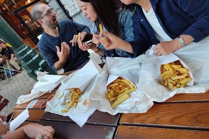 A guided walking and tasting tour in Brussels featuring chocolates, beer, waffles, and fries, photo 7 | wizardtrip