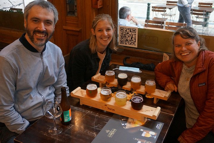 A guided walking and tasting tour in Brussels featuring chocolates, beer, waffles, and fries, photo 8 | wizardtrip