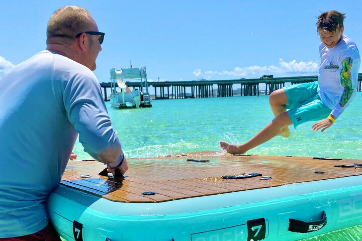Goditi un tour in barca di 3 ore a Crab Island da Destin, con attività acquatiche e avvistamento di delfini, foto 7 | wizardtrip