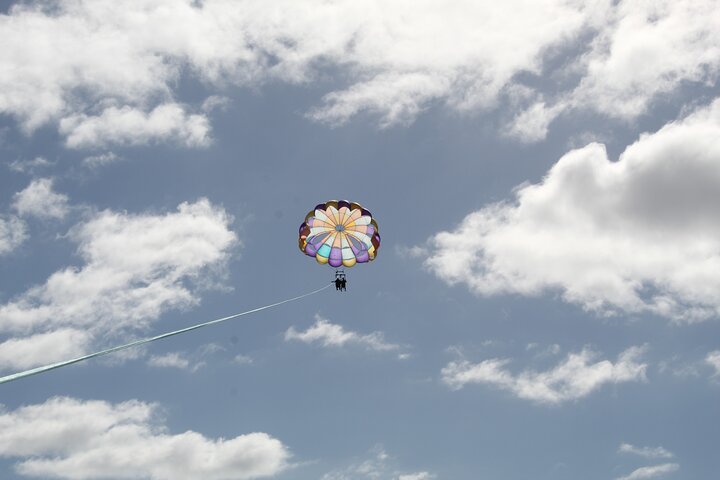 Erleben Sie aufregendes Parasailing über dem Meer von Waikiki, Oahu, mit atemberaubendem Blick auf die Küste, Foto 6 | wizardtrip