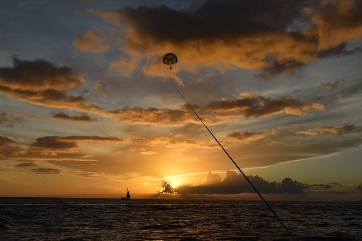 Erleben Sie aufregendes Parasailing über dem Meer von Waikiki, Oahu, mit atemberaubendem Blick auf die Küste, Foto 7 | wizardtrip