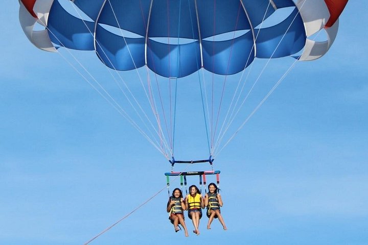 Erleben Sie aufregendes Parasailing über dem Meer von Waikiki, Oahu, mit atemberaubendem Blick auf die Küste, Foto 8 | wizardtrip