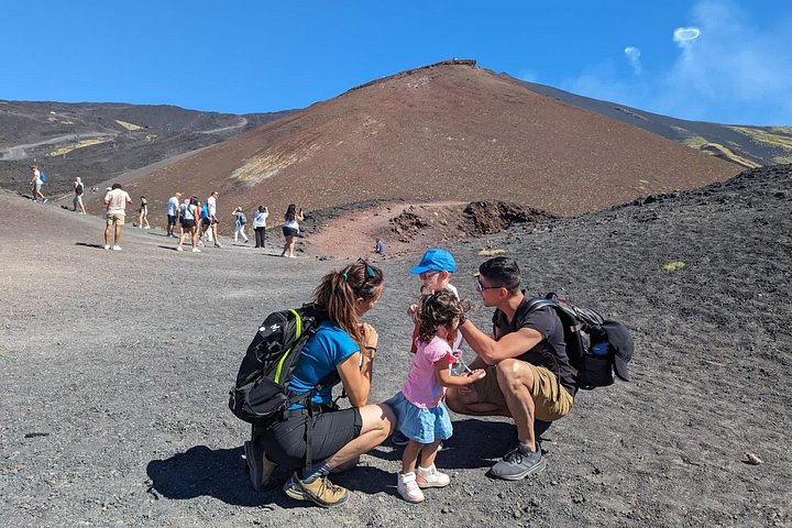 Passeio familiar explorando crateras, fluxos de lava e grutas do Etna, foto 15 | wizardtrip