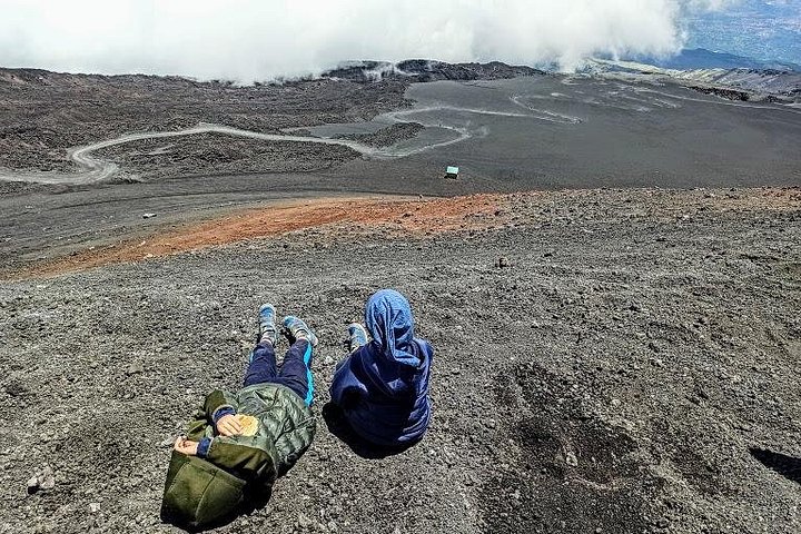 Passeio familiar explorando crateras, fluxos de lava e grutas do Etna, foto 16 | wizardtrip