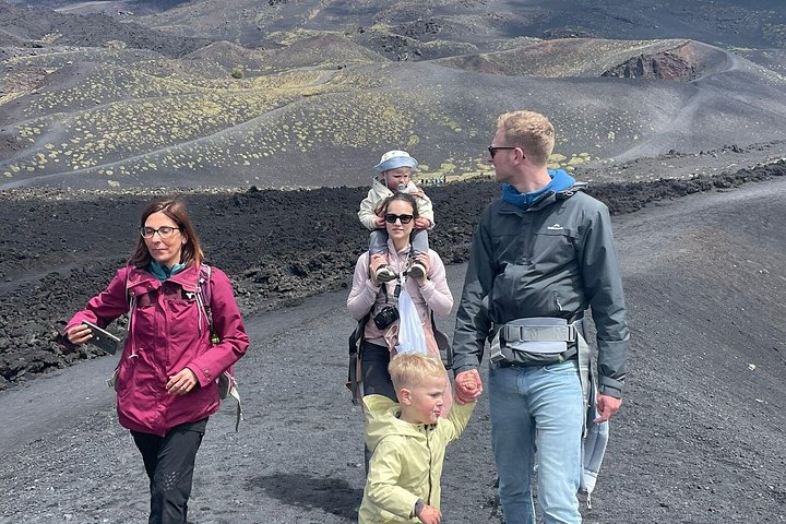 Passeio familiar explorando crateras, fluxos de lava e grutas do Etna, foto 17 | wizardtrip
