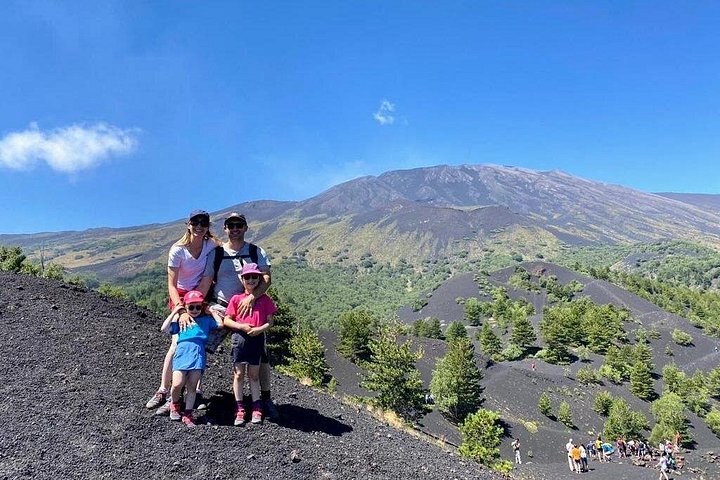 Passeio familiar explorando crateras, fluxos de lava e grutas do Etna, foto 23 | wizardtrip
