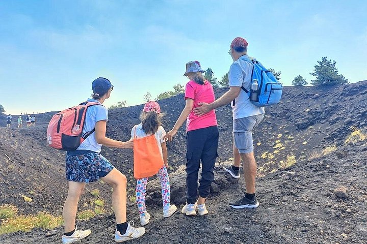 Passeio familiar explorando crateras, fluxos de lava e grutas do Etna, foto 25 | wizardtrip
