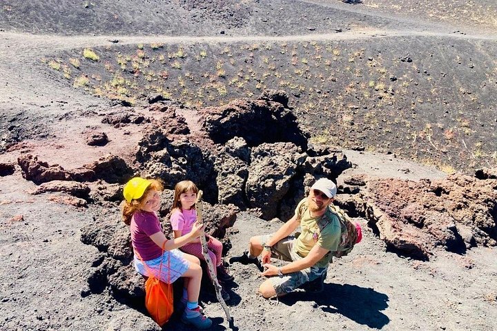 Passeio familiar explorando crateras, fluxos de lava e grutas do Etna, foto 27 | wizardtrip