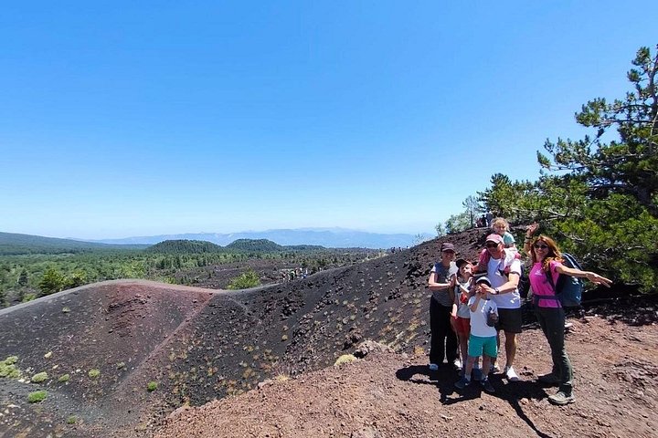 Passeio familiar explorando crateras, fluxos de lava e grutas do Etna, foto 30 | wizardtrip