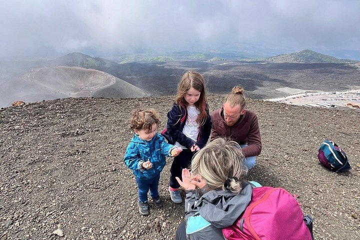 Passeio familiar explorando crateras, fluxos de lava e grutas do Etna, foto 33 | wizardtrip