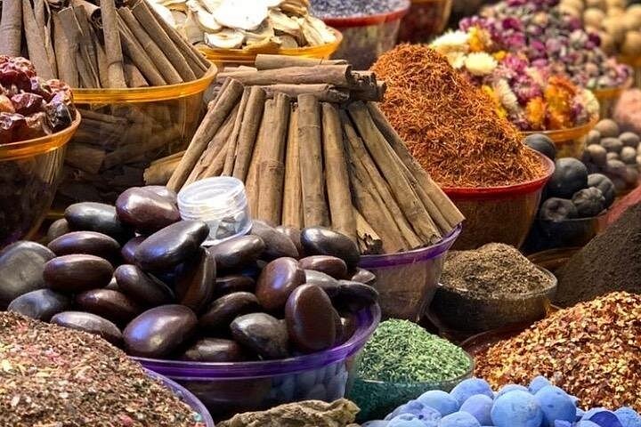 Explora los zocos históricos, los barcos tradicionales Abra y la vibrante cultura del Viejo Dubái en este tour guiado a pie, foto 17 | wizardtrip