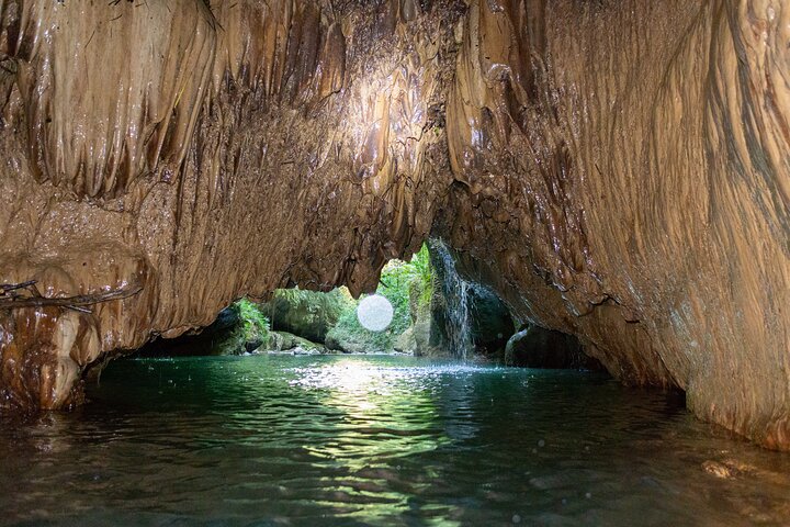 Avontuur in grotten, watervallen en rivieren in Charco Azul vanuit San Juan | wizardtrip