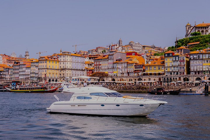 Croisière privée en yacht sur le fleuve Douro à Porto, Portugal, avec vue sur les ponts emblématiques et la ville, photo 7 | wizardtrip