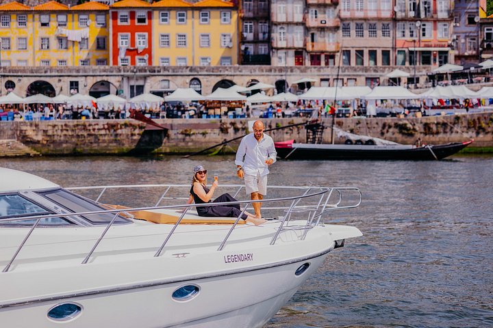 Croisière privée en yacht sur le fleuve Douro à Porto, Portugal, avec vue sur les ponts emblématiques et la ville, photo 11 | wizardtrip