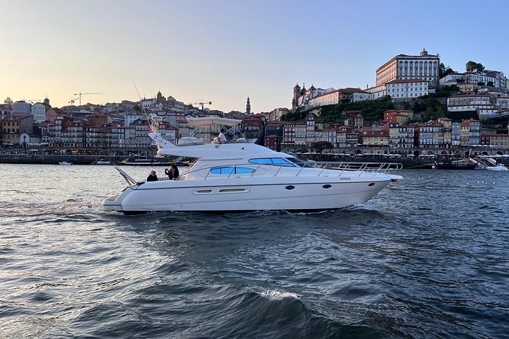 Croisière privée en yacht sur le fleuve Douro à Porto, Portugal, avec vue sur les ponts emblématiques et la ville, photo 14 | wizardtrip