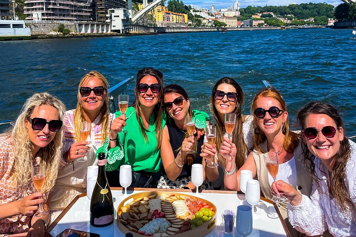 Croisière privée en yacht sur le fleuve Douro à Porto, Portugal, avec vue sur les ponts emblématiques et la ville, photo 16 | wizardtrip