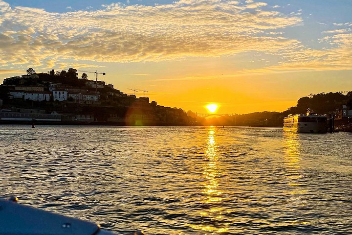 Croisière privée en yacht sur le fleuve Douro à Porto, Portugal, avec vue sur les ponts emblématiques et la ville, photo 18 | wizardtrip