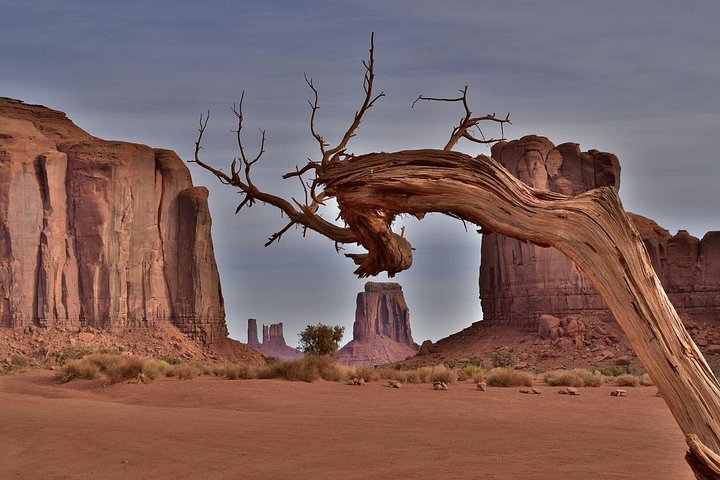 Tour guiado por el icónico circuito de Monument Valley, con impresionantes formaciones de roca roja y lugares cinematográficos, foto 14 | wizardtrip