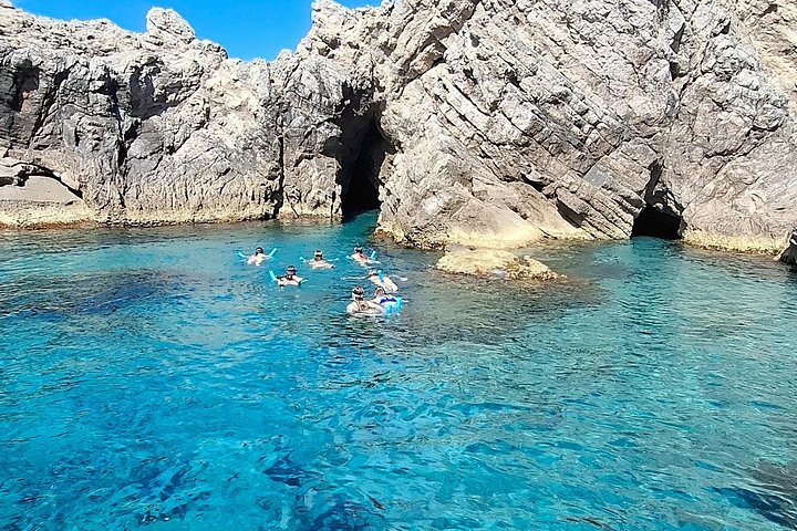 Speedboot tour die de Blauwe en Groene Grotten en Šunj Strand bij Dubrovnik verkent, foto 7 | wizardtrip