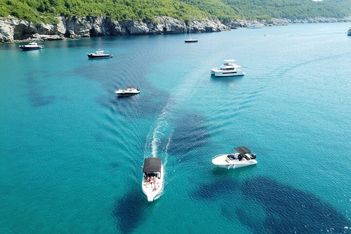 Speedboot tour die de Blauwe en Groene Grotten en Šunj Strand bij Dubrovnik verkent, foto 9 | wizardtrip
