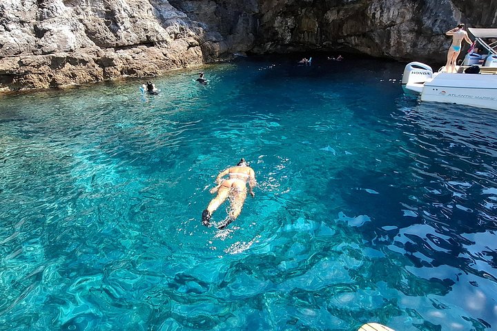 Speedboot tour die de Blauwe en Groene Grotten en Šunj Strand bij Dubrovnik verkent, foto 12 | wizardtrip
