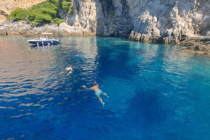 Speedboot tour die de Blauwe en Groene Grotten en Šunj Strand bij Dubrovnik verkent, foto 14 | wizardtrip