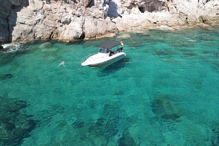 Speedboot tour die de Blauwe en Groene Grotten en Šunj Strand bij Dubrovnik verkent, foto 18 | wizardtrip