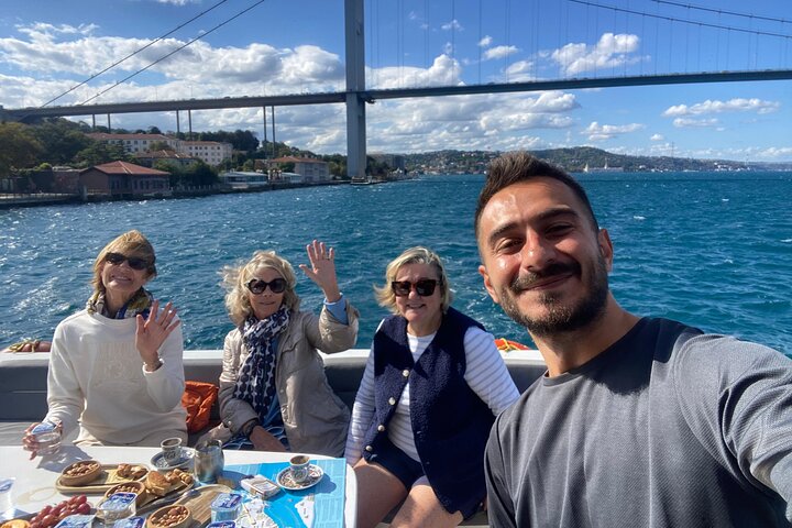 Luksusyacht sejler på Bosporusstrædet i Istanbul, Tyrkiet, med byens vartegn synlige, foto 8 | wizardtrip