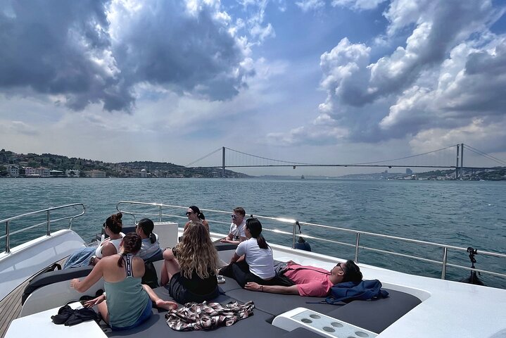 Luksusyacht sejler på Bosporusstrædet i Istanbul, Tyrkiet, med byens vartegn synlige, foto 9 | wizardtrip