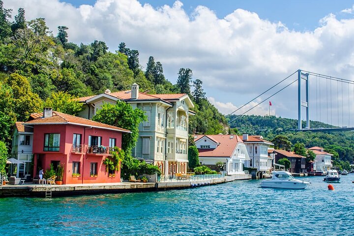 Luksusyacht sejler på Bosporusstrædet i Istanbul, Tyrkiet, med byens vartegn synlige, foto 11 | wizardtrip