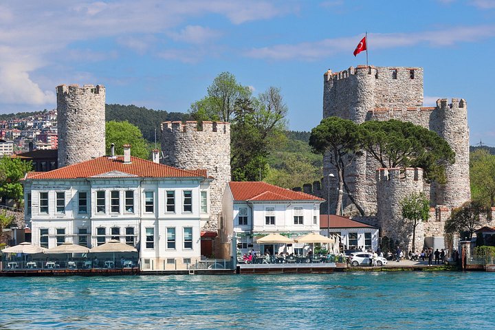 Luksusyacht sejler på Bosporusstrædet i Istanbul, Tyrkiet, med byens vartegn synlige, foto 15 | wizardtrip