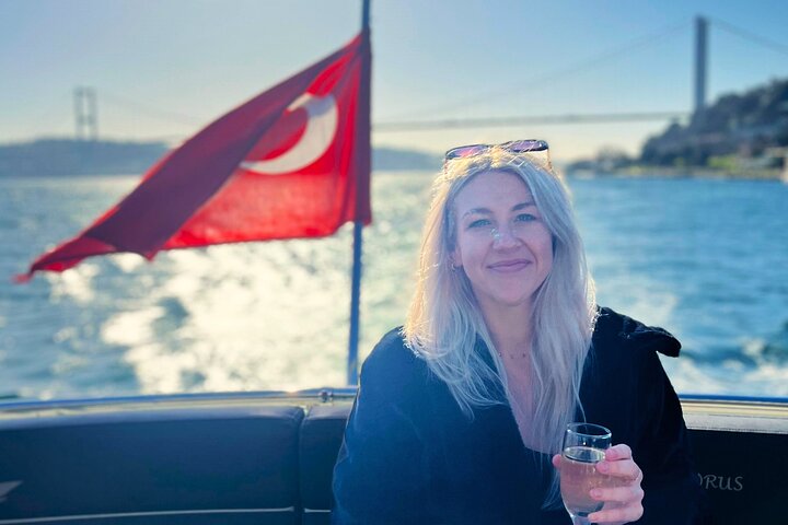 Luksusyacht sejler på Bosporusstrædet i Istanbul, Tyrkiet, med byens vartegn synlige, foto 16 | wizardtrip