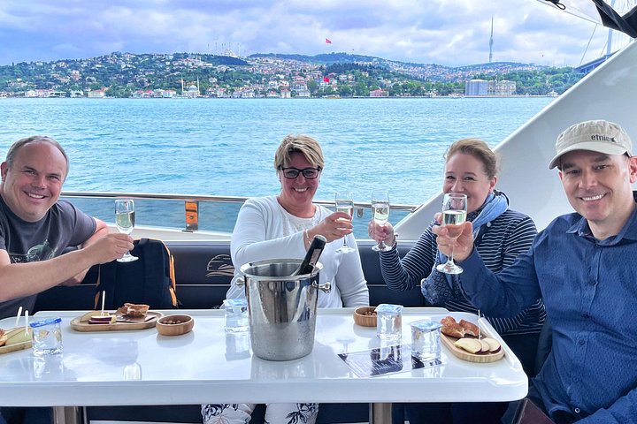 Luksusyacht sejler på Bosporusstrædet i Istanbul, Tyrkiet, med byens vartegn synlige, foto 17 | wizardtrip