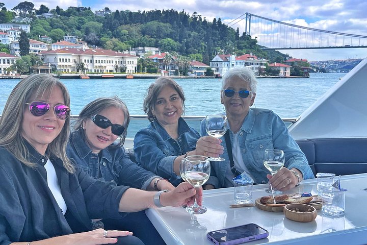 Luksusyacht sejler på Bosporusstrædet i Istanbul, Tyrkiet, med byens vartegn synlige, foto 18 | wizardtrip