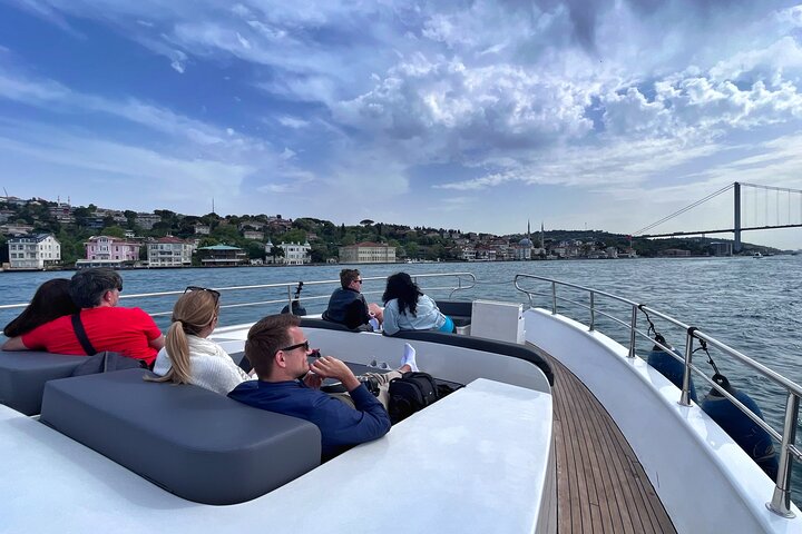 Luksusyacht sejler på Bosporusstrædet i Istanbul, Tyrkiet, med byens vartegn synlige, foto 20 | wizardtrip