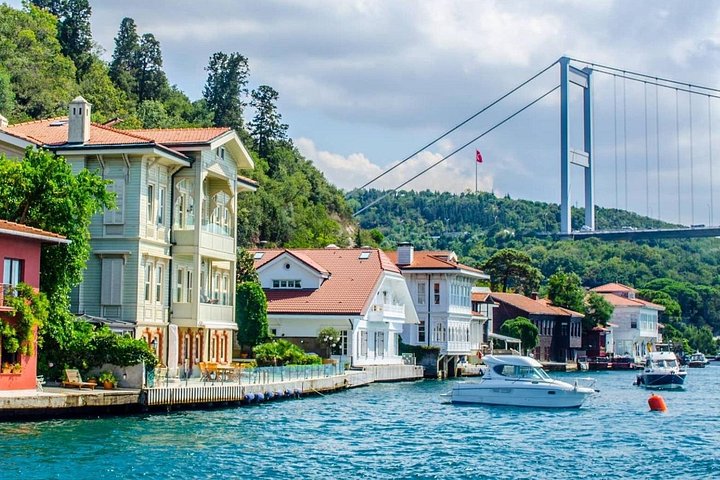 Luksusyacht sejler på Bosporusstrædet i Istanbul, Tyrkiet, med byens vartegn synlige, foto 30 | wizardtrip