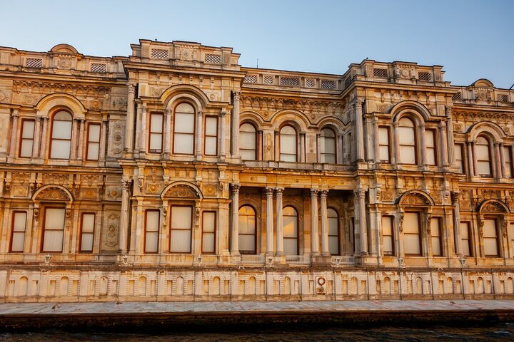 Luksusyacht sejler på Bosporusstrædet i Istanbul, Tyrkiet, med byens vartegn synlige, foto 31 | wizardtrip
