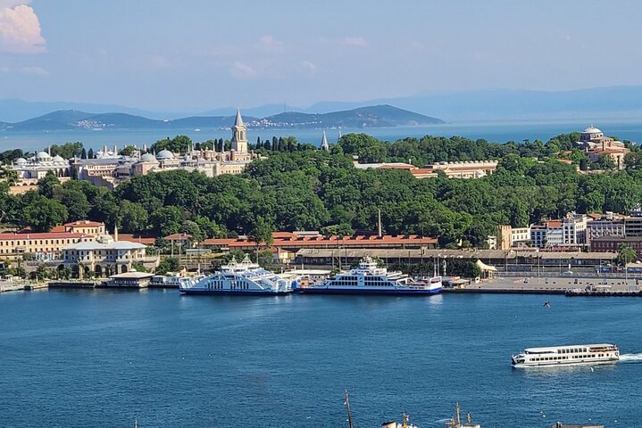 Luksusyacht sejler på Bosporusstrædet i Istanbul, Tyrkiet, med byens vartegn synlige, foto 33 | wizardtrip