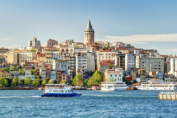 Luksusyacht sejler på Bosporusstrædet i Istanbul, Tyrkiet, med byens vartegn synlige, foto 35 | wizardtrip