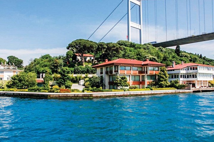Luksusyacht sejler på Bosporusstrædet i Istanbul, Tyrkiet, med byens vartegn synlige, foto 39 | wizardtrip