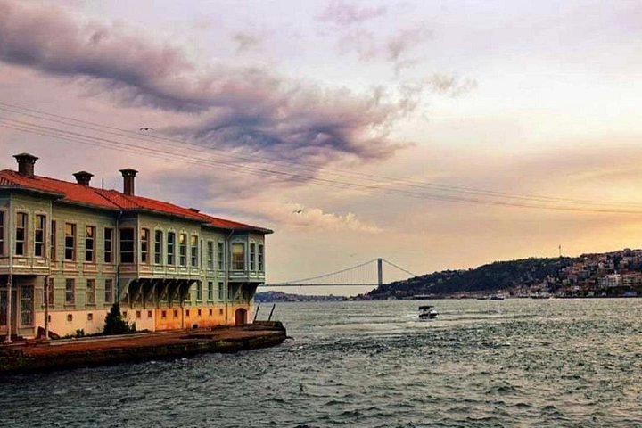 Luksusyacht sejler på Bosporusstrædet i Istanbul, Tyrkiet, med byens vartegn synlige, foto 40 | wizardtrip