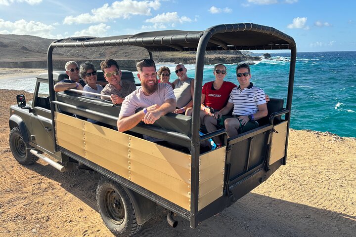 Jeep-safariäventyr som utforskar Arikok National Park, Aruba, inklusive naturlig pool och grottor, foto 2 | wizardtrip