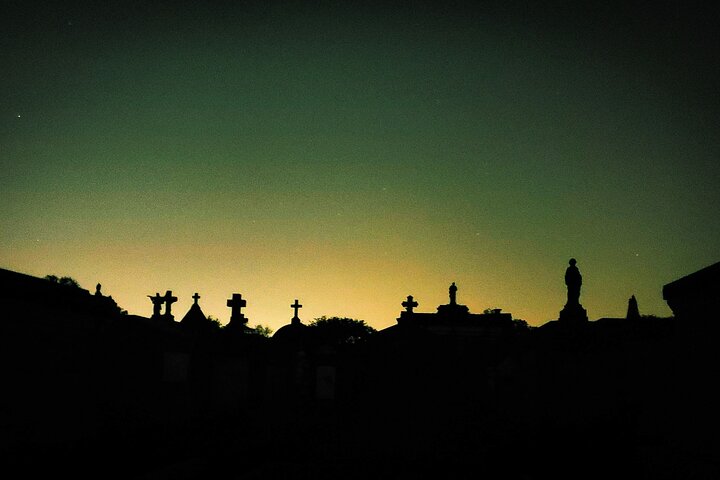 Nighttime bus tour exploring haunted cemeteries and locations in New Orleans, photo 7 | wizardtrip