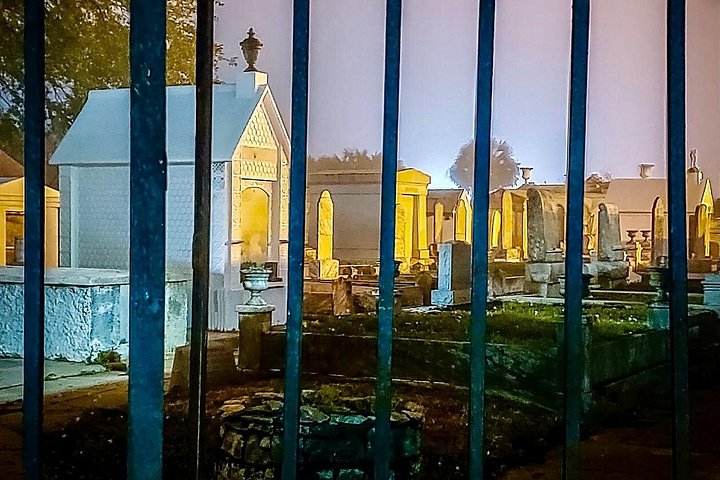 Nighttime bus tour exploring haunted cemeteries and locations in New Orleans, photo 8 | wizardtrip
