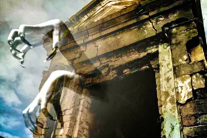 Nighttime bus tour exploring haunted cemeteries and locations in New Orleans, photo 10 | wizardtrip