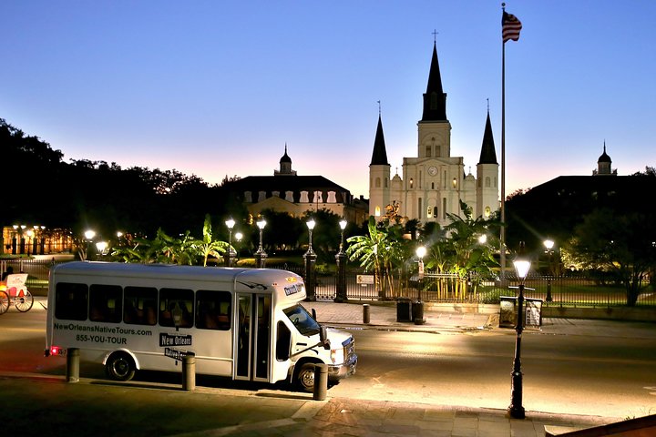 Nighttime bus tour exploring haunted cemeteries and locations in New Orleans, photo 11 | wizardtrip